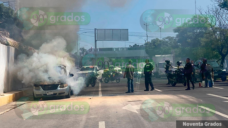 Incendio de camioneta en boulevard Bernardo Quintana en QuerÃ©taro 