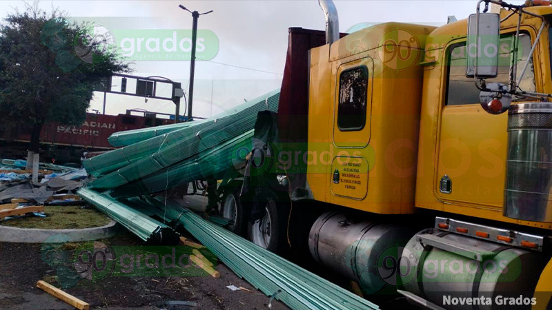 Tren embiste a un trÃ¡iler sobre Paseo Central en San Juan del RÃ­o, QuerÃ©taro 