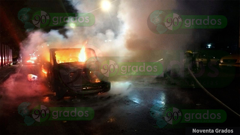 Arde camioneta a un costado de la deportiva de Cerrito Colorado en QuerÃ©taro 