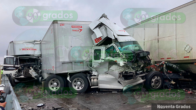 Choque mÃºltiple de trÃ¡ileres en el libramiento Noreste de QuerÃ©taro, deja severos daÃ±os y una persona atrapada