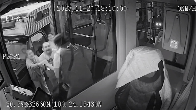 Investigan agresiÃ³n fÃ­sica contra operadora de Qrobus; detienen a uno de los responsables