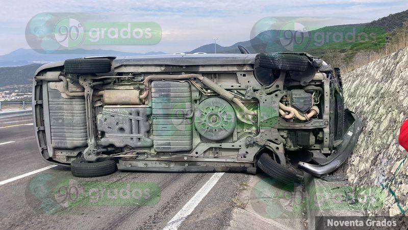 Vuelca camioneta en el Fray JunÃ­pero Serra, en QuerÃ©taro