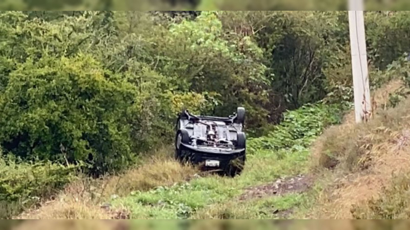 Salida de camino y volcadura en el Surponiente en QuerÃ©taro 