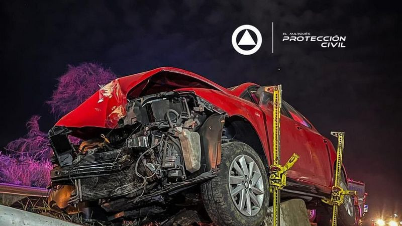 Auto vuelca sobre prolongaciÃ³n ConstituyentesÂ en El MarquÃ©s, QuerÃ©taro