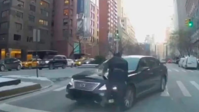 Mujer atropella a policÃ­a en Nueva York; oficial sufriÃ³ lesiones en un brazo y una pierna