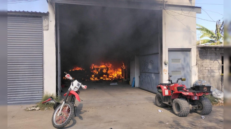 Incendio en taller mecÃ¡nico de QuerÃ©taro deja cinco vehÃ­culos daÃ±ados