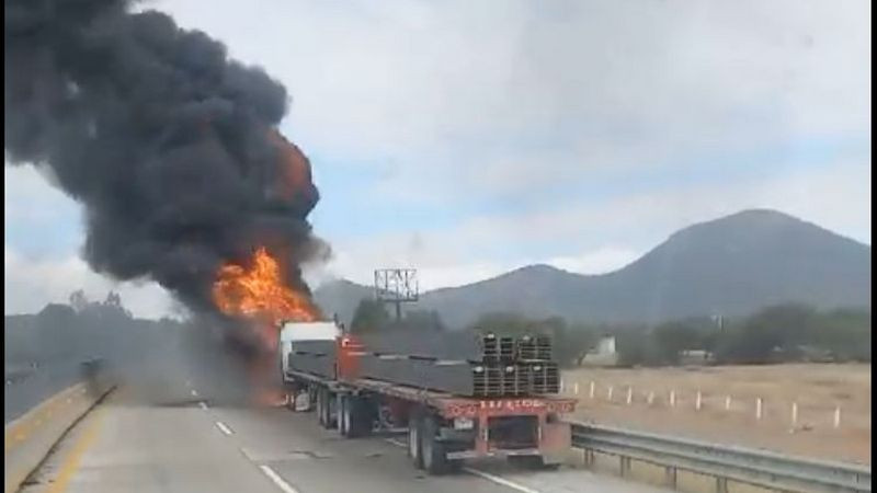 Se incendiaÂ trailer en el libramiento Noreste de El MarquÃ©s, QuerÃ©taro