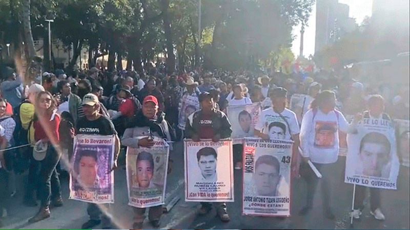 Marchan por los 43 normalistas desaparecidos, tras la liberaciÃ³n de 8 militares implicados 