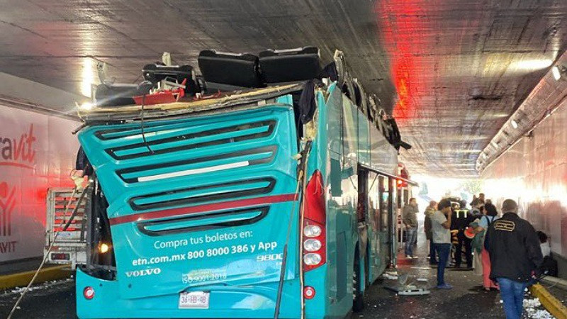 AutobÃºs de pasajeros se atora en puente de la CDMX; hay 16 heridos