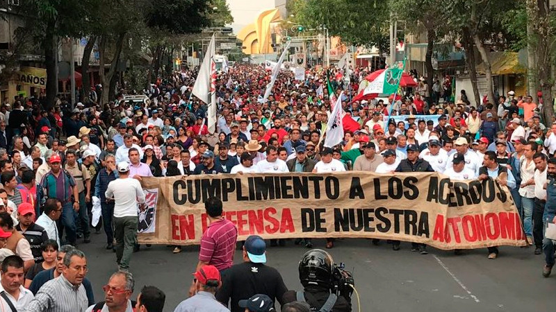 Electricistas y telefonistas se manifiestan a favor de reforma elÃ©ctrica de AMLO