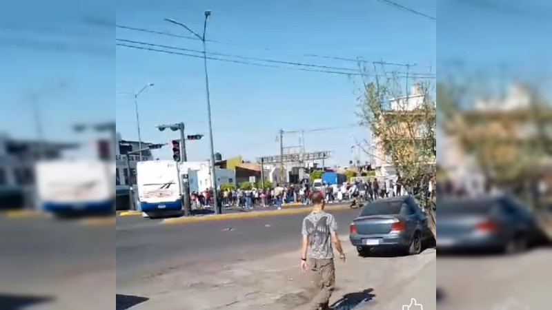 Normalistas bloquean calles en Morelia, MichoacÃ¡n