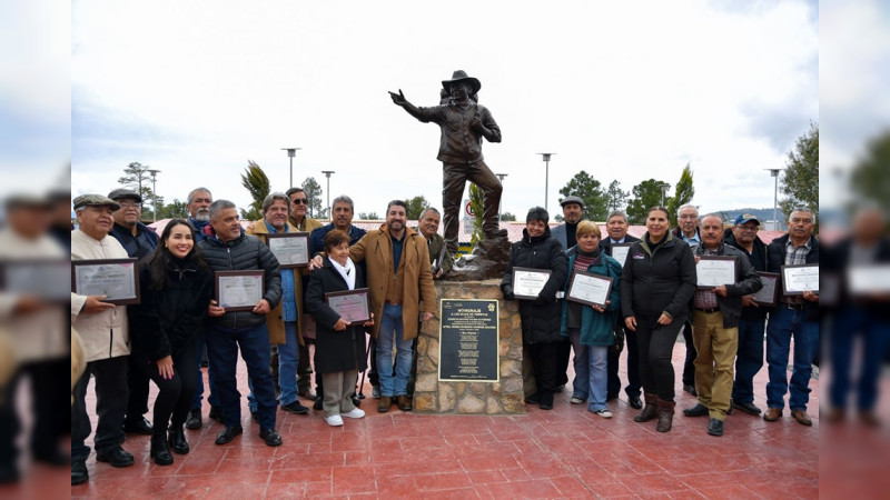 Develan escultura en honor a guÃ­a de turista asesinado junto a sacerdotes jesuitas en Chihuahua