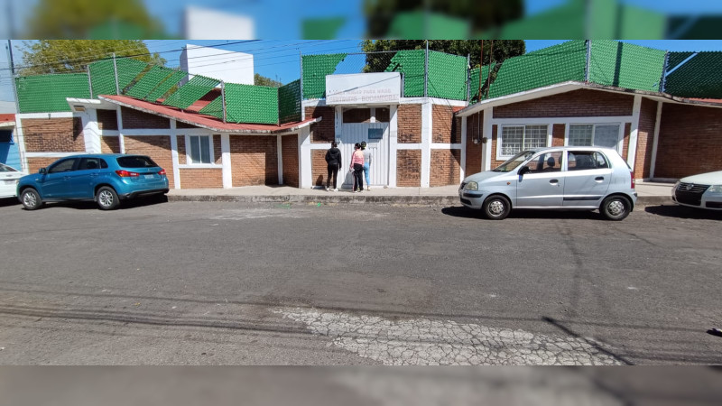 Morelia: NiÃ±as de Casa Hogar Gertrudis Bocanegra, protestan en azotea del refugio