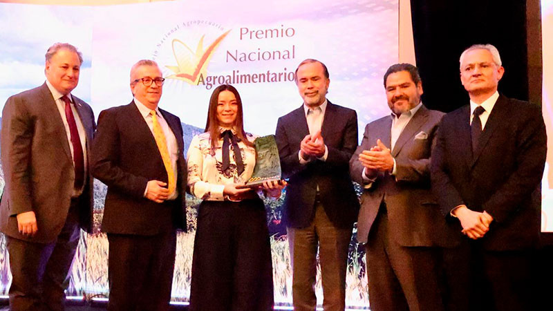 RecibiÃ³ UniÃ³n de AgroquÃ­micos Premio Nacional Agroalimentario 