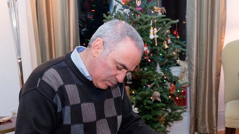 Ex campeÃ³n mundial de ajedrez responsabiliza a Putin por muerte de Navalvy