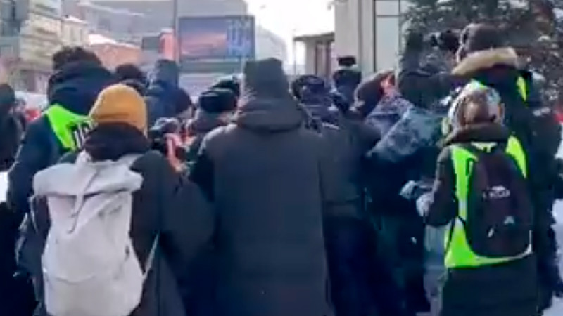 Detienen a mÃ¡s de un centenar de personas en Rusia; por protestas ante muerte de Navalny