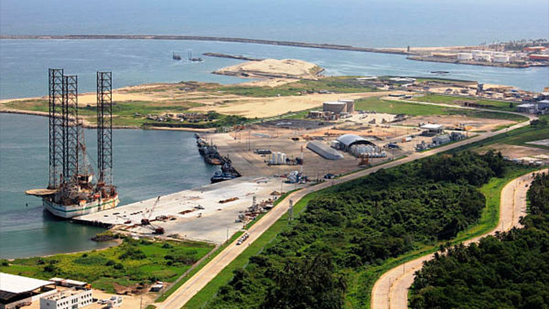 Por intenso oleaje, cierran puerto de Dos Bocas en Tabasco