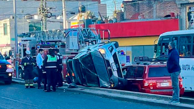 Tres vehÃ­culos chocaron y uno volcÃ³, en la avenida Cimatario de QuerÃ©taro capital