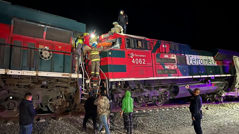 Chocan de frente dos trenes en CofradÃ­a del Rosario, Jalisco; hay al menos 7 lesionados