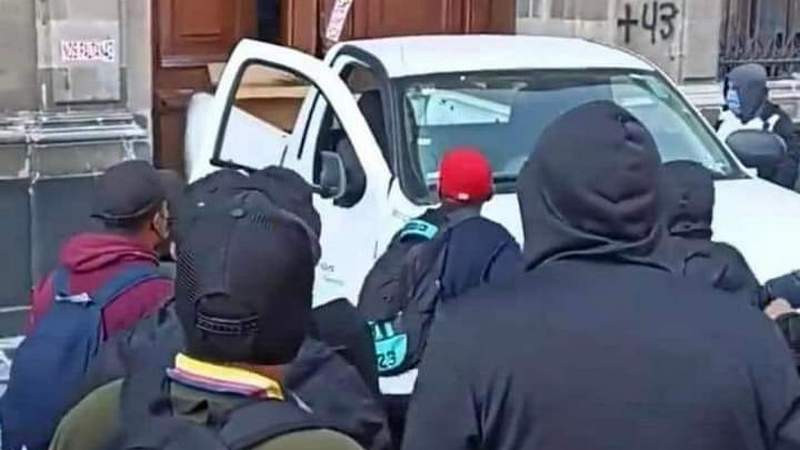 IrrupciÃ³n violenta de normalistas en Palacio Nacional es un acto clarÃ­simo de provocaciÃ³n: AMLO