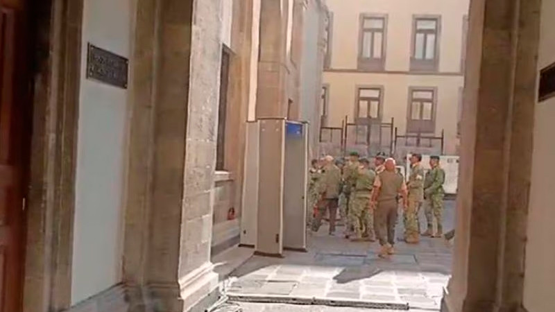 Normalistas de Ayotzinapa intentan entrar a Palacio Nacional; dice AMLO que no los recibirÃ¡