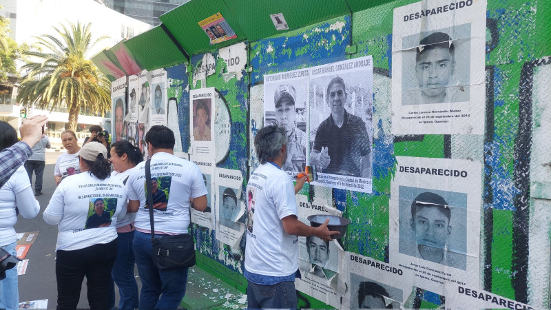 Instalan fotos en el ZÃ³calo para â€œsembrar la memoriaâ€ de migrantes desaparecidos