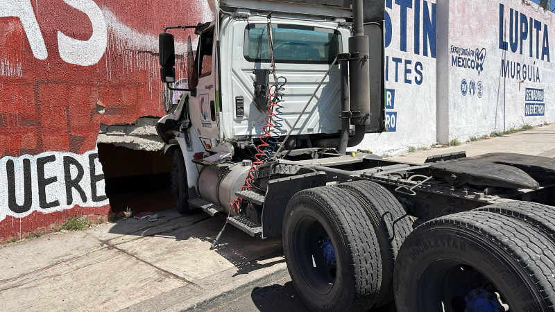 QuerÃ©taro: Tracto choca contra la barda de la CTM en la autopista 57