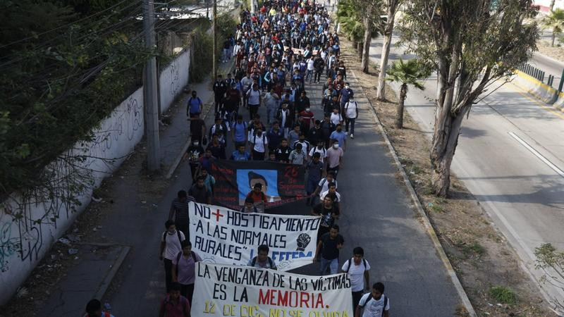 Normalistas de Ayotzinapa alistan megamarcha por muerte de compaÃ±ero