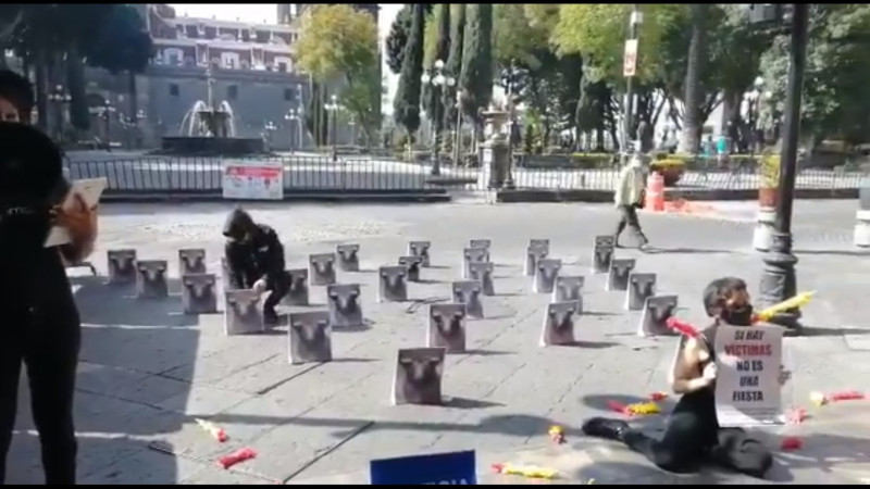 Activistas se manifiestan contra las corridas de toros celebradas en Plaza MÃ©xico