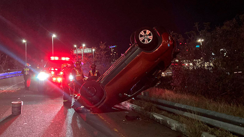 Vuelca automÃ³vil cerca del Centro de Congresos, en QuerÃ©taro  