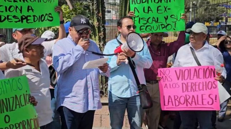 Empleados de la FiscalÃ­a Guerrero marchan con exigencia de mandos civiles y no militares