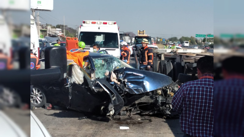 Auto se incrusta en una plataforma en la autopista MÃ©xico- QuerÃ©taro 