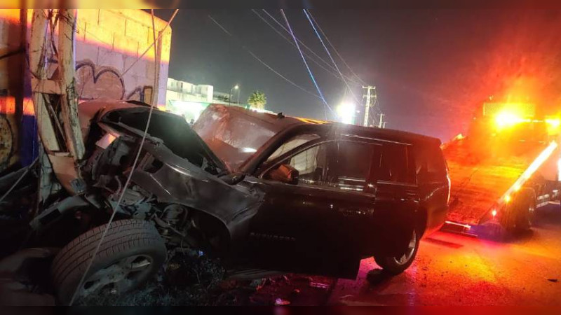 Conductor destroza camioneta en avenida Fray JunÃ­pero Serra, en QuerÃ©taro capital