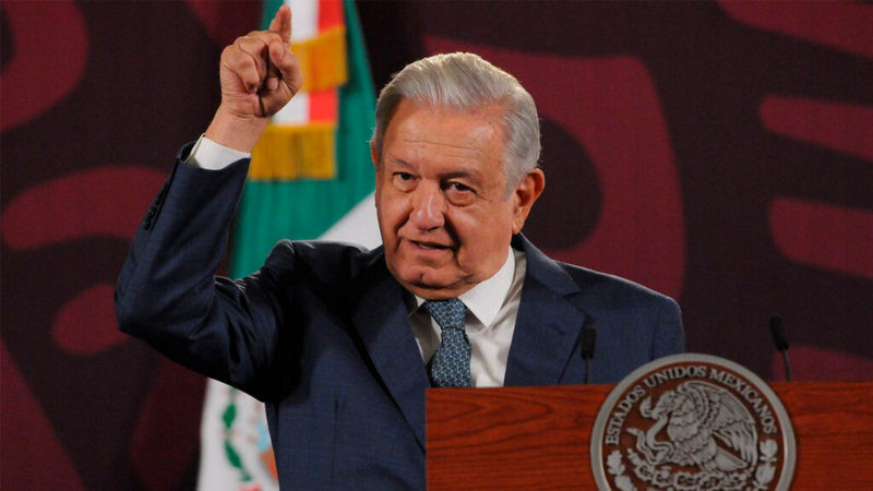 AMLO advierte que un magistrado del Tribunal Electoral quiere â€˜prohibirâ€™ la venta de su libro