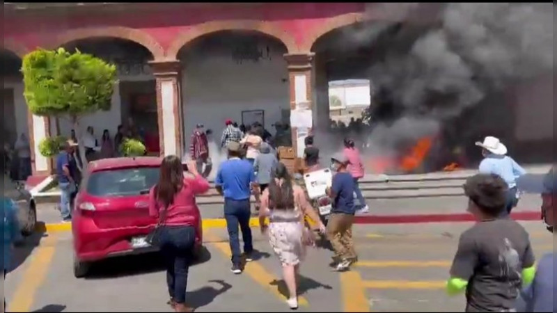 Prenden fuego a las afueras del Palacio Municipal de Otumba para exigir extinciÃ³n de incendio forestal