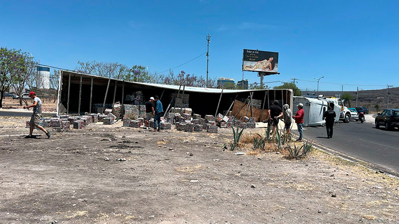 Vuelca trÃ¡iler en el camino a Jurica, en QuerÃ©taro