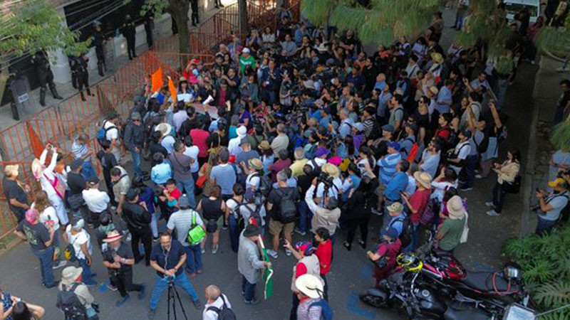 Se manifiestan en Embajada ecuatoriana en Ciudad de MÃ©xico: 