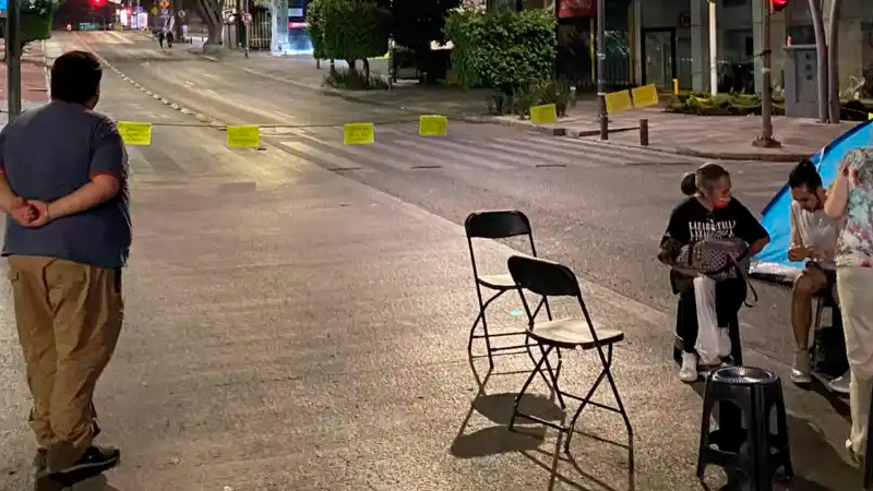 Vecinos de la Benito JuÃ¡rez mantienen bloqueo sobre Insurgentes Sur; exigen soluciÃ³n al problema del agua