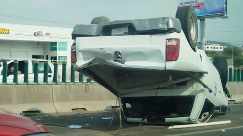Aparatosa volcadura en la autopista MÃ©xico-QuerÃ©taro