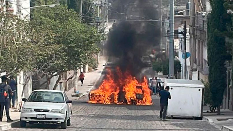 Arde auto en la colonia San JosÃ© el Alto, en QuerÃ©taro