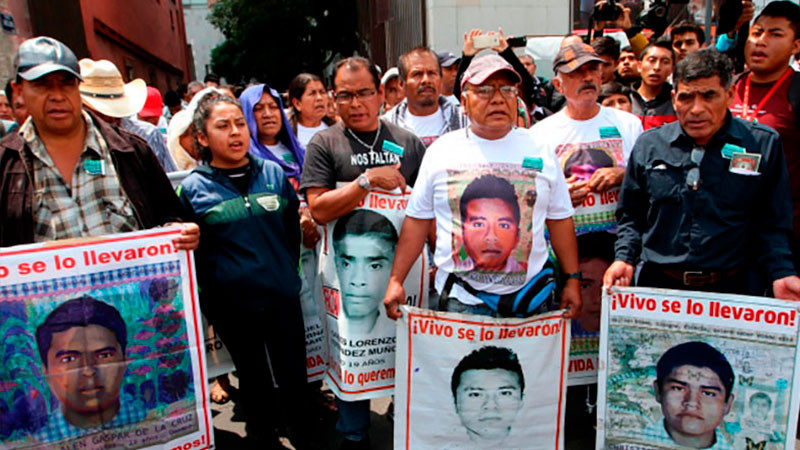Padres de normalistas de Ayotzinapa marchan en la CDMX; rechazan Ley Amnistía de AMLO