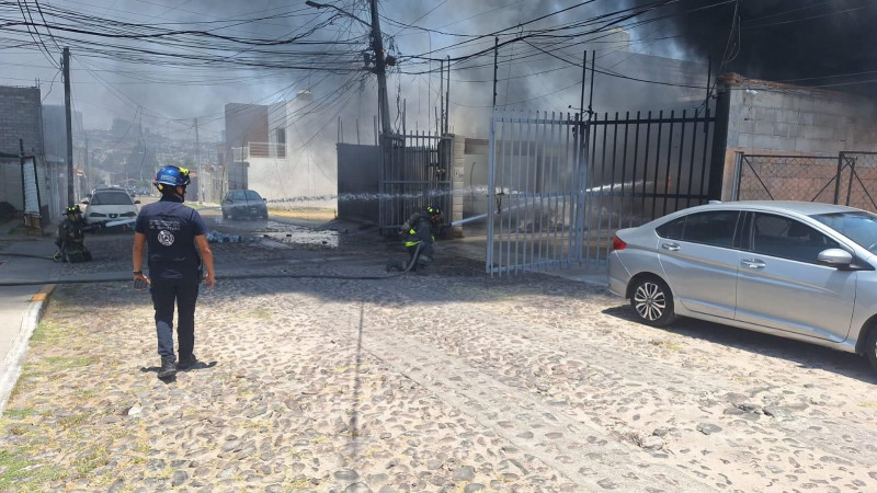 Voraz incendio consumiÃ³ ferreterÃ­a y dejÃ³ a una persona con quemaduras 
