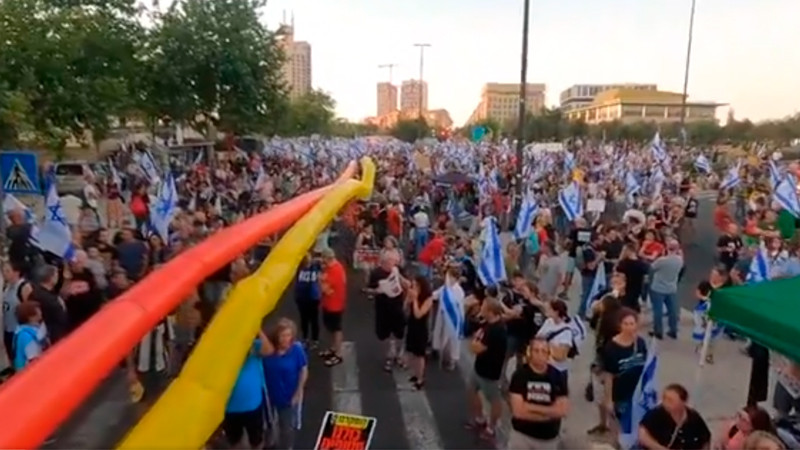 Miles de israelÃ­es se manifiestan frente al Parlamento; exigen elecciones y acuerdo por rehenes