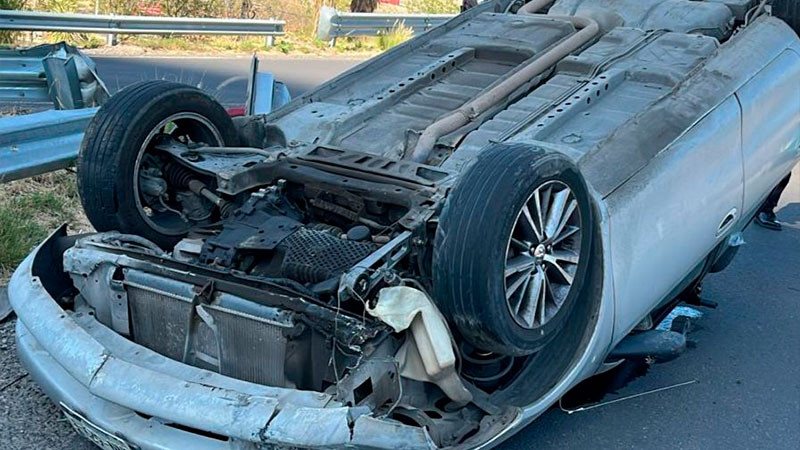 Vuelca automovilista en el anillo vial Fray JunÃ­pero Serra, en QuerÃ©taro 