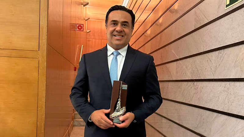Alcalde de QuerÃ©taro, Luis Nava, recibe la Escoba de Platino 2024, en EspaÃ±a