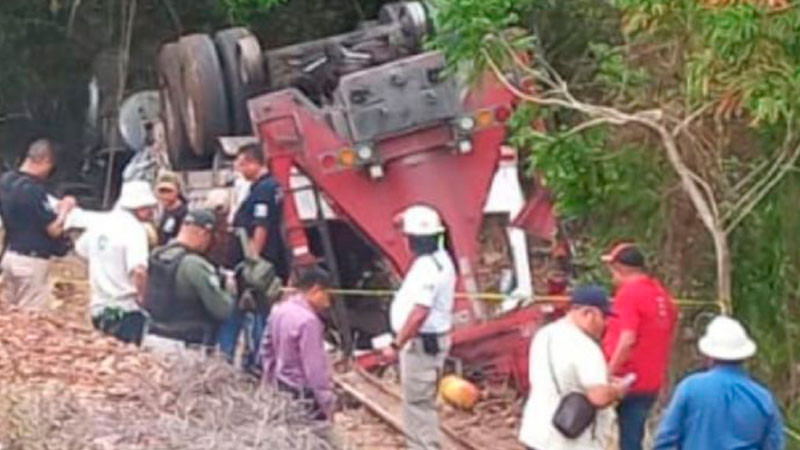 GrÃºa de Kansas City Southern se descarrila en Tamasopo, SLP, deja 4 muertos
