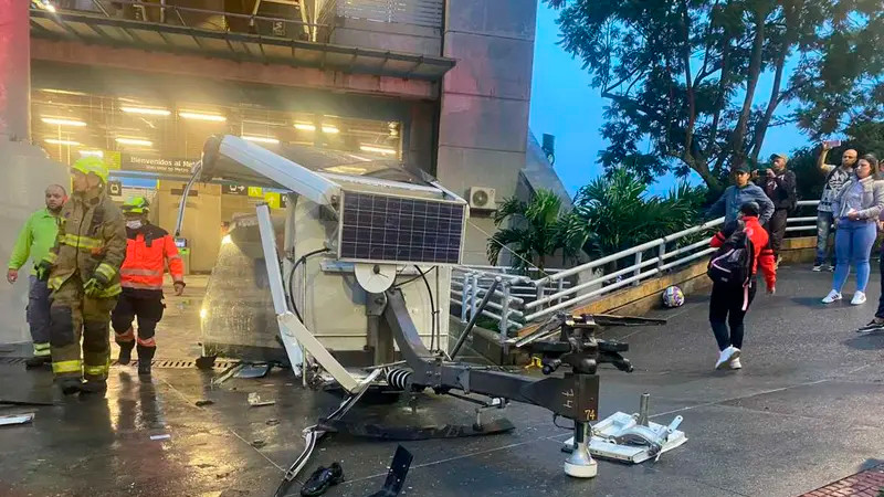 Se desploma cabina de cablebÃºs en MedellÃ­n; hay un muerto