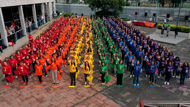 Issste, primera instituciÃ³n pÃºblica en desplegar bandera humana del orgullo LGBT+
