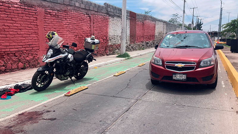 QuerÃ©taro: Hombre se lanzÃ³ a un auto en avenida Emeterio GonzÃ¡lez 