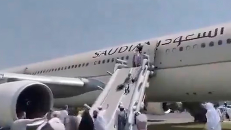 AviÃ³n con 297 pasajeros se incendia al aterrizar, en PakistÃ¡n